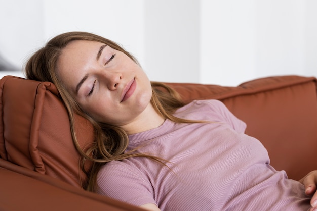 Bella donna che dorme sul divano