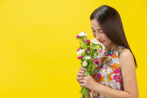 흰 꽃 냄새가 아름 다운 여자