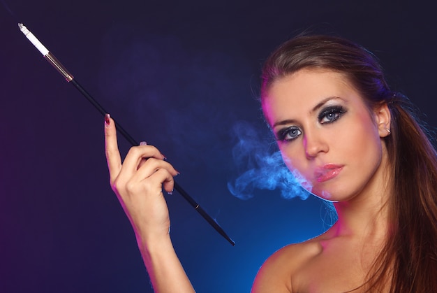 Free photo beautiful woman smoking cigarette