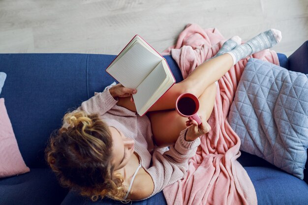 ソファの読書で美しい女性