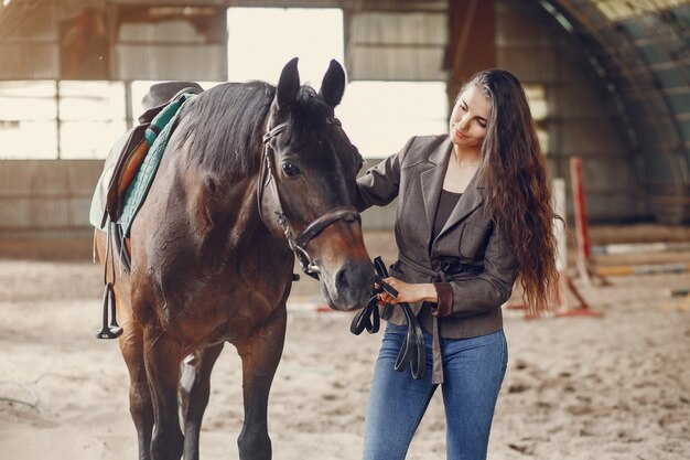 美しい女性は馬と時間を過ごす
