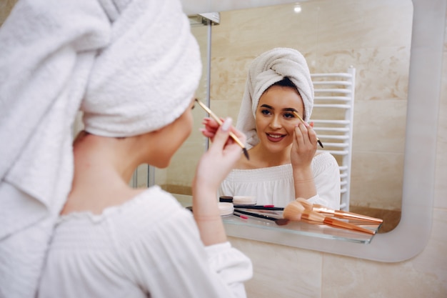 Bella donna in piedi in un bagno