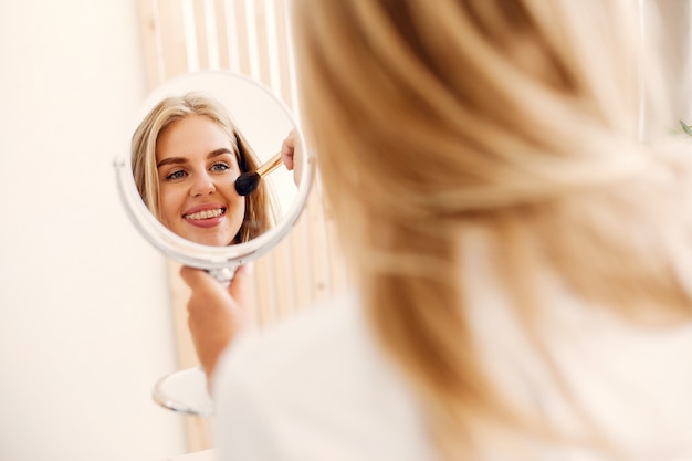 Free photo beautiful woman standing in a bathroom