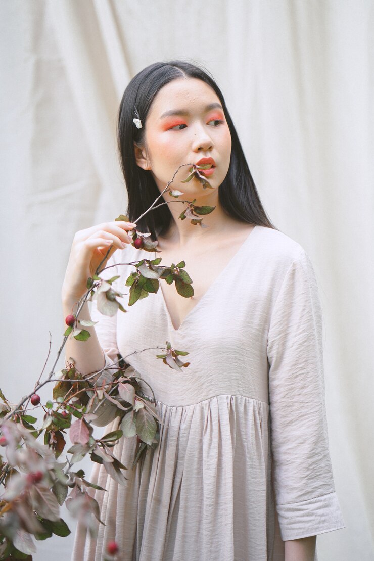 무료 Photo 정원에서 식물을 들고 서있는 아름 다운 여자.