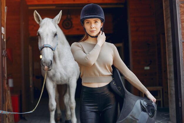 Красивая женщина, стоящая с лошадью