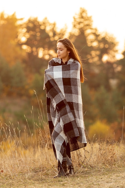 Foto gratuita bella donna stare fuori