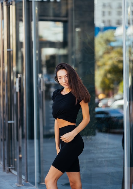 Foto gratuita bella donna, estate in città, allenamento fitness su strada, abbigliamento sportivo.