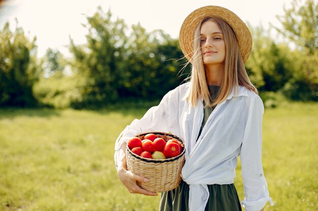 Bella donna in un campo estivo