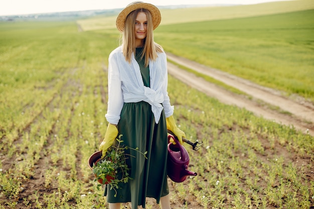 Bella donna in un campo estivo