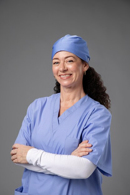 웃는 아름다운 여자 외과 의사