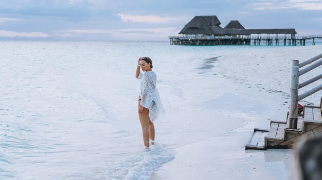 海沿いの水着で美しい女性