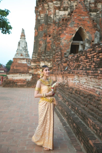 タイの古い伝統的な衣装、古代アユタヤ寺院の肖像画で美しい女性