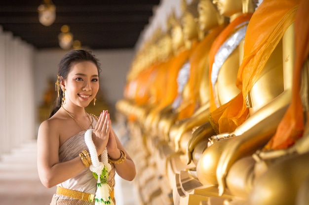 Free photo beautiful woman in thai old traditional costume, portrait at the ancient ayutthaya temple