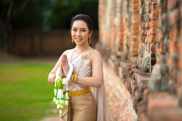 タイの古い伝統的な衣装、古代アユタヤ寺院の肖像画で美しい女性