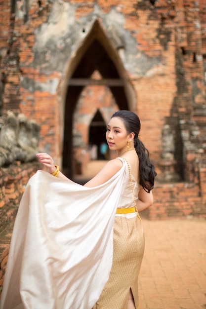 Free photo beautiful woman in thai old traditional costume , portrait at the ancient ayutthaya temple.