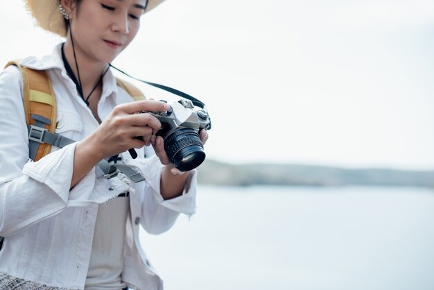 사원을 촬영하는 아름 다운 여자 여행자