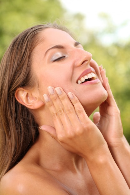 Free photo beautiful woman washing her face