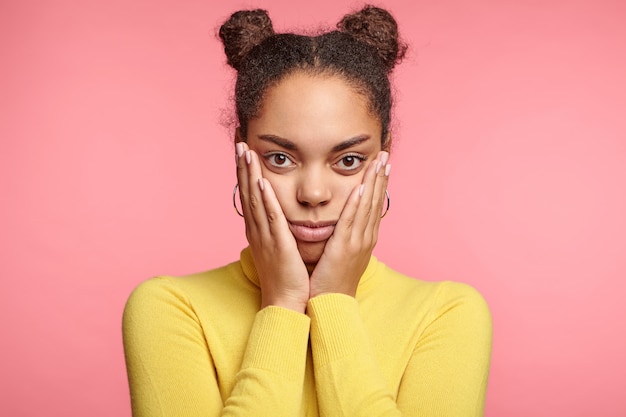 Free photo beautiful woman wearing earrings and yellow sweater