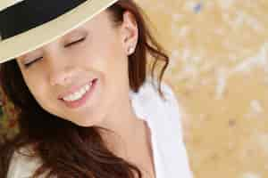 Free photo beautiful woman wearing hat