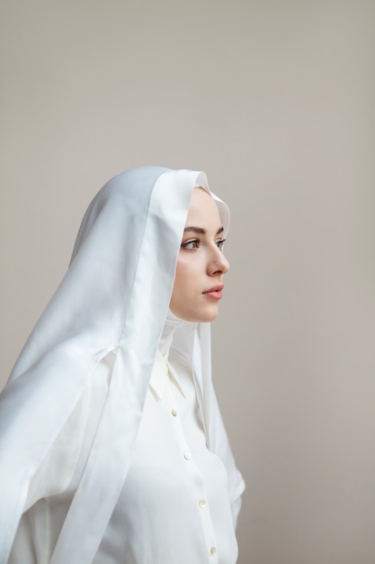 Bella donna che indossa l'hijab