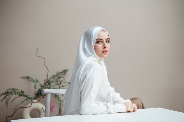 Bella donna che indossa l'hijab