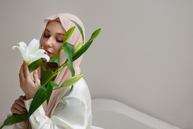 무료 사진 히잡을 쓴 아름다운 여성