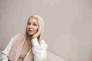 Foto gratuita bella donna che indossa l'hijab