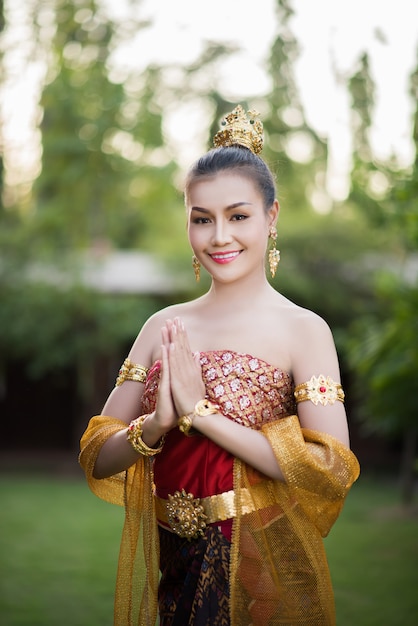 Foto gratuita bella donna che indossa un tipico abito thailandese