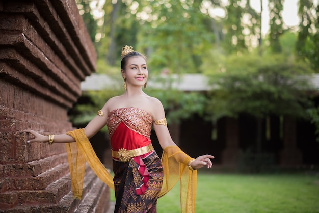 전형적인 태국 드레스를 입고 아름 다운 여자