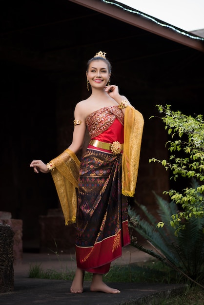 Бесплатное фото Красивая женщина в типичном тайском платье