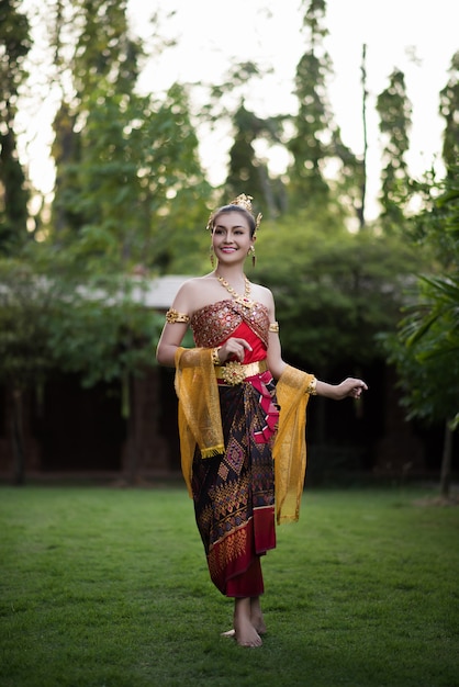 Foto gratuita bella donna che indossa un tipico abito thailandese