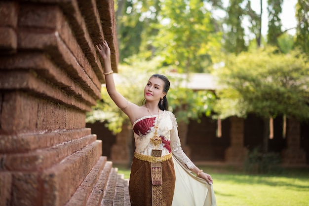 Foto gratuita bella donna che indossa un tipico abito thailandese