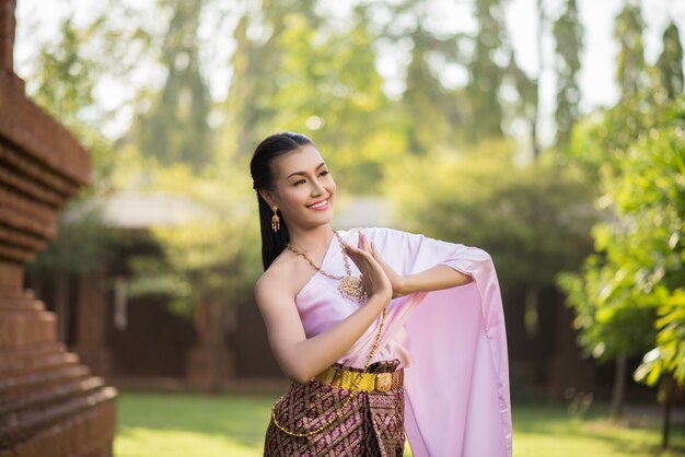 전형적인 태국 드레스를 입고 아름 다운 여자