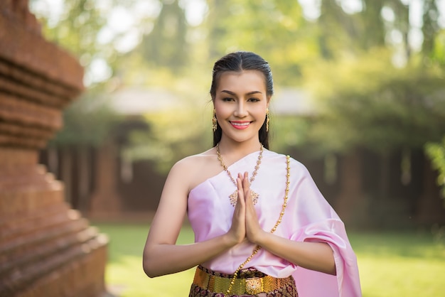 Foto gratuita bella donna che indossa un tipico abito thailandese