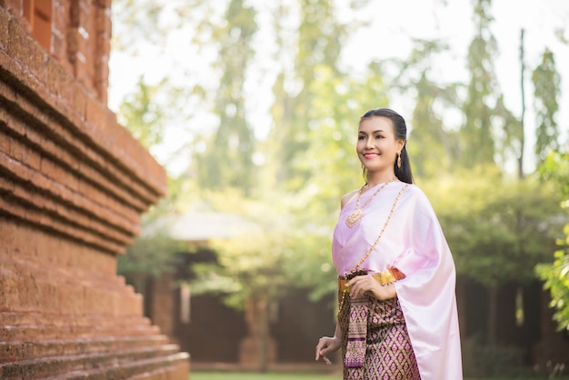 무료 사진 전형적인 태국 드레스를 입고 아름 다운 여자