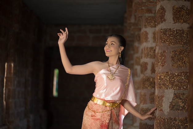 무료 사진 전형적인 태국 드레스를 입고 아름 다운 여자