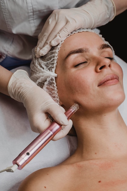 Foto gratuita bella donna presso il centro benessere con un trattamento cosmetico