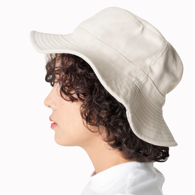 白いバケツ帽子ファッションスタジオ撮影の美しい女性