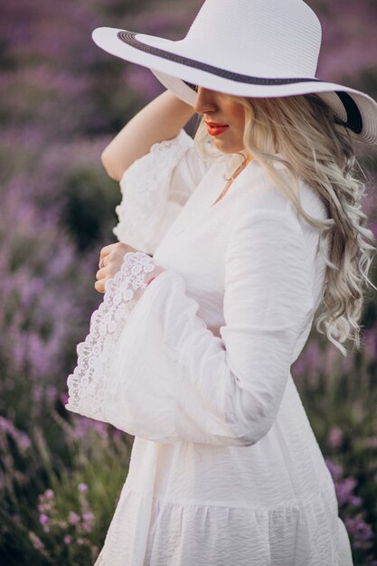 ラベンダー畑の白いドレスで美しい女性