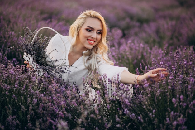 Foto gratuita bella donna in abito bianco in un campo di lavanda