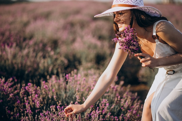 Foto gratuita bella donna in abito bianco in un campo di lavanda