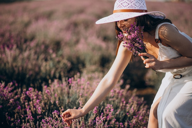 Lavander 필드에서 하얀 드레스를 입고 아름 다운 여자