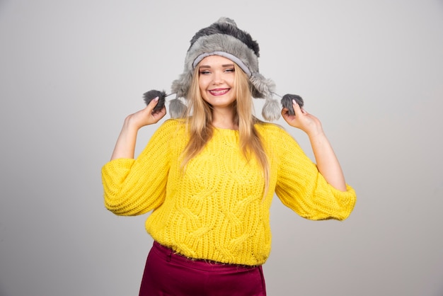 Bella donna in cappello invernale sorridente.