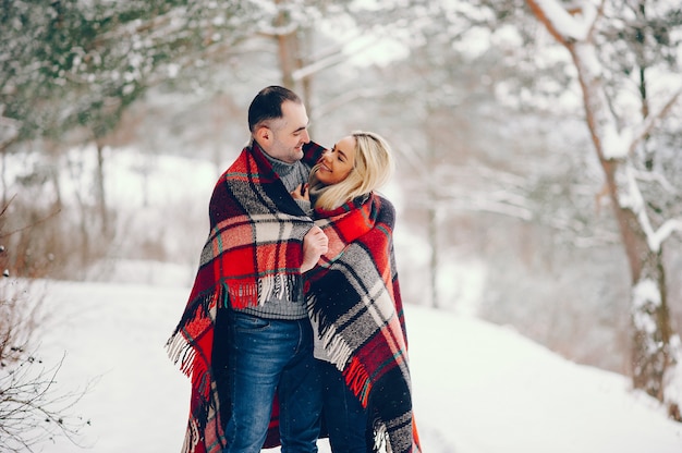 Красивая женщина в зимнем парке с мужем