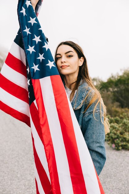 アメリカの旗を持つ美しい女性