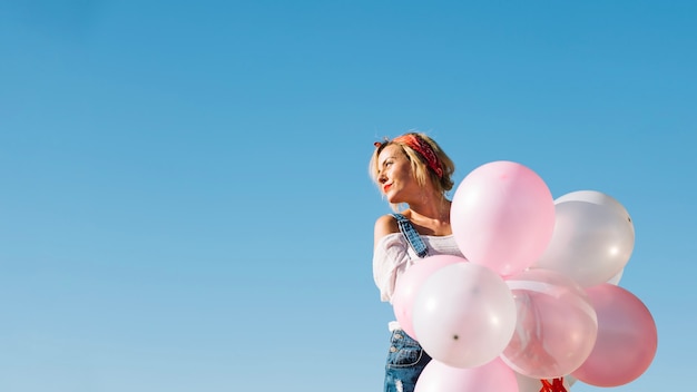 Бесплатное фото Красивая женщина с воздушными шарами