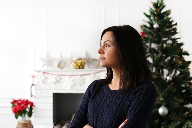 クリスマスの装飾を持つ美しい女性