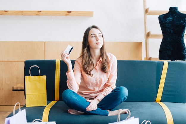 Foto gratuita bella donna con carta di credito