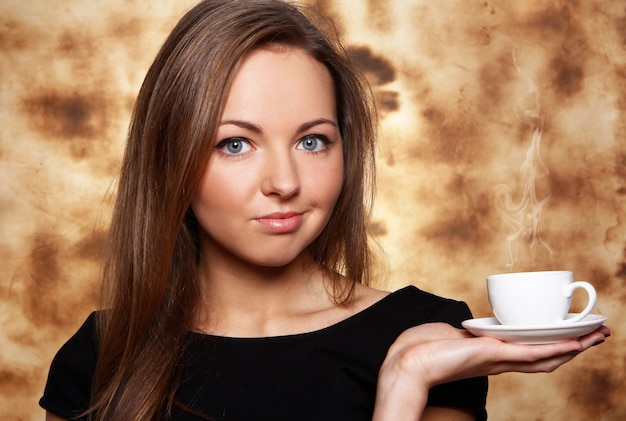 Красивая женщина с чашкой горячего кофе