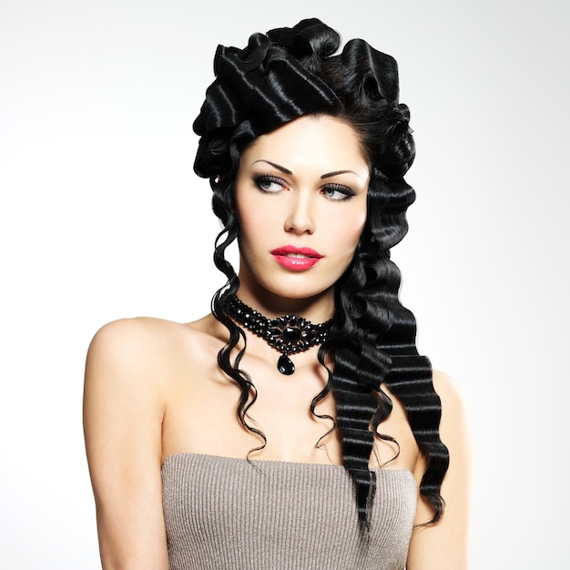 Free photo beautiful woman with fashoin style curly hairstyle poses